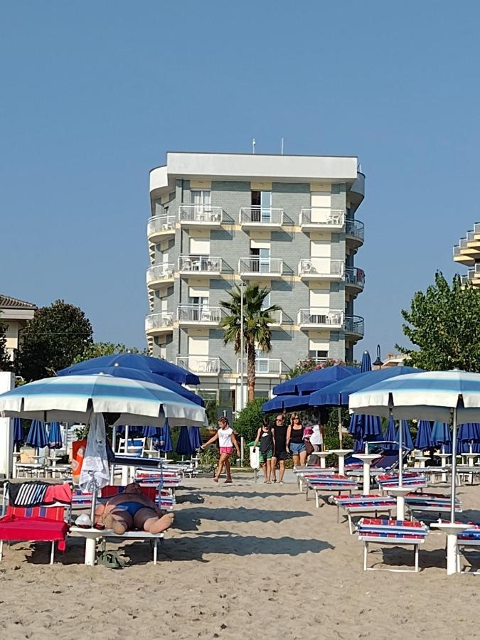 Hotel Boston Alba Adriatica Exterior photo