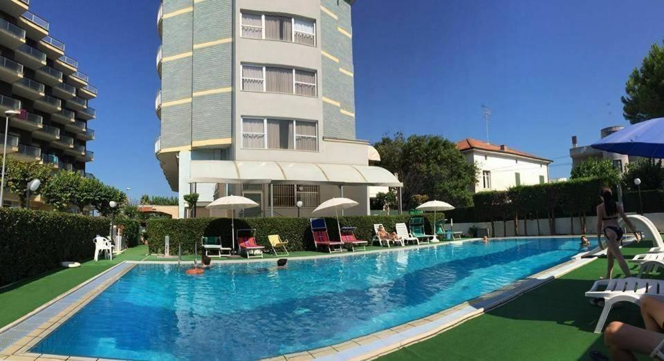 Hotel Boston Alba Adriatica Exterior photo