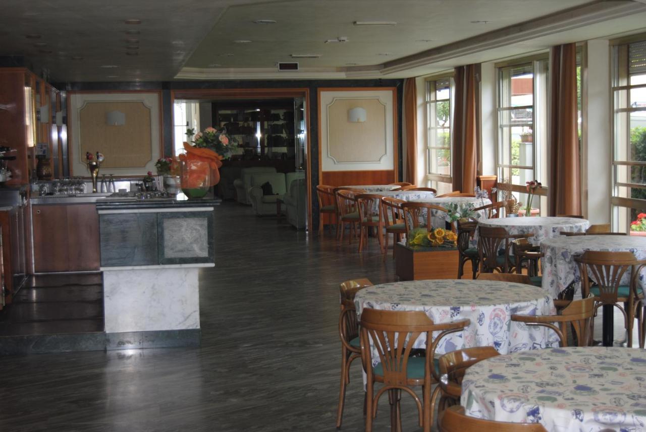 Hotel Boston Alba Adriatica Exterior photo